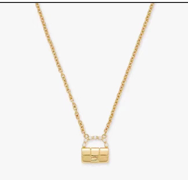 项链❤️FENDI 芬迪  logo项链💎 高端定制  爆款新款 简单大方 华丽登场 ，很难见到如此熟悉