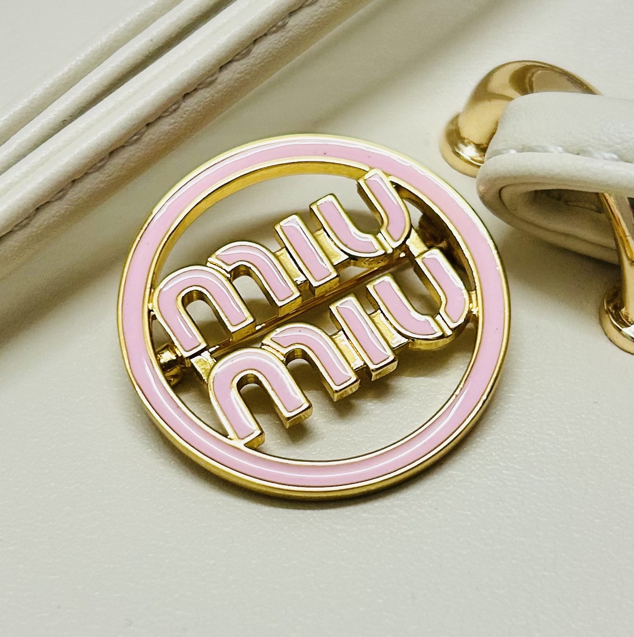 👌官网打版 miumiu字母胸针🍉❤️优雅大方精工设计   雕刻 非常修饰体型    青春活力    一