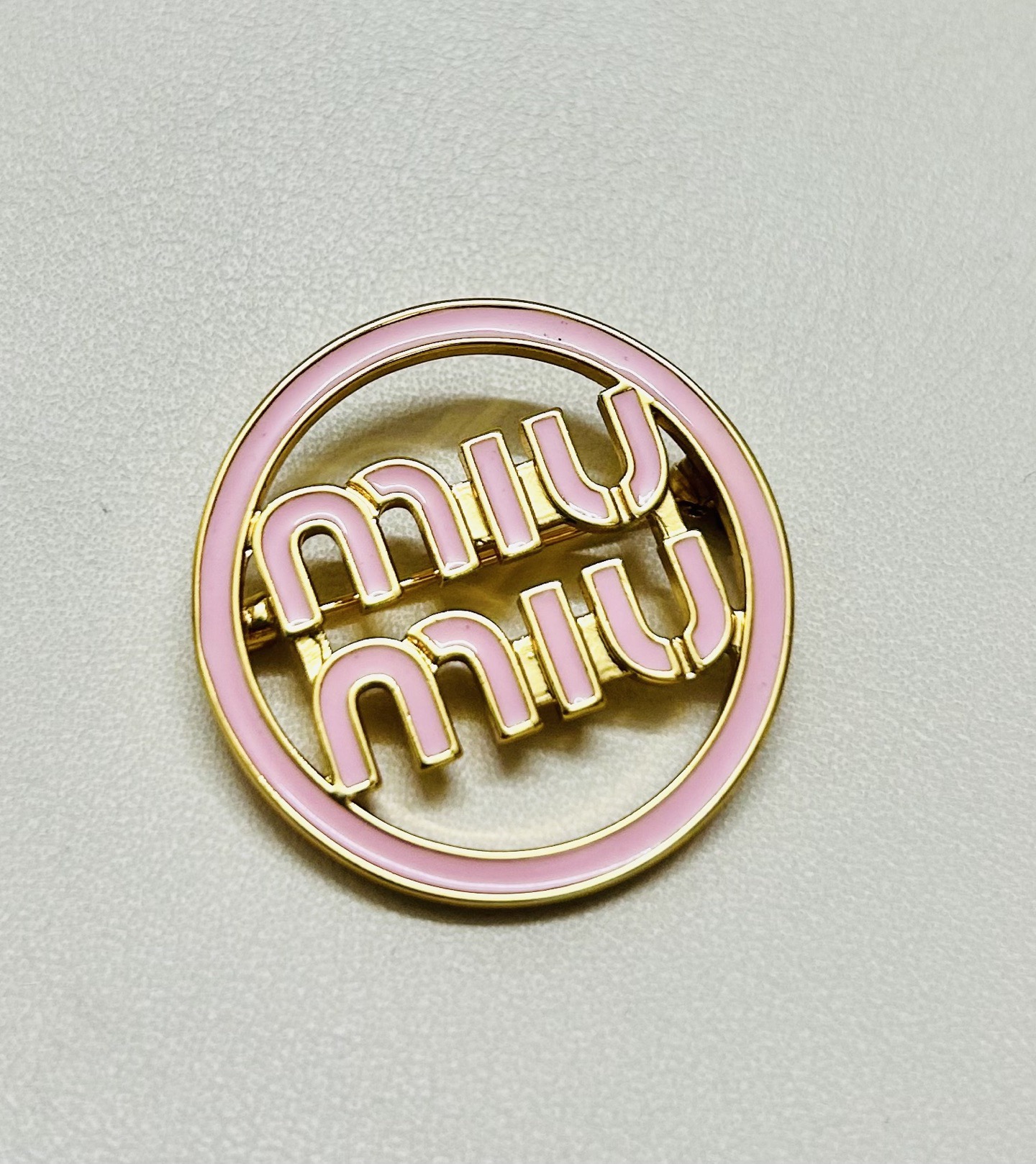 👌官网打版 miumiu字母胸针🍉❤️优雅大方精工设计   雕刻 非常修饰体型    青春活力    一
