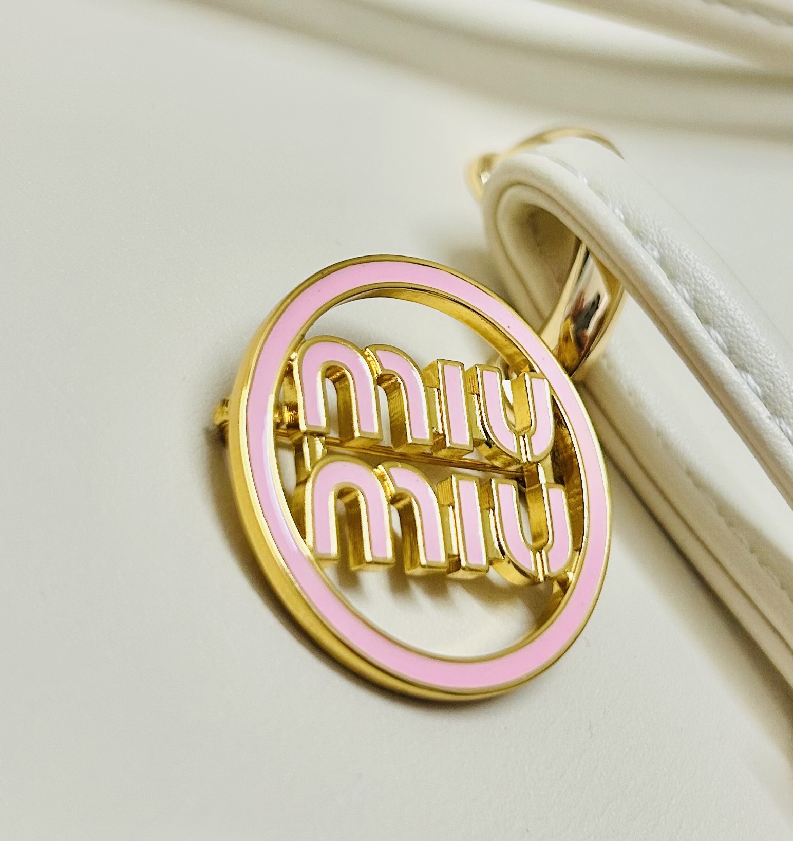 👌官网打版 miumiu字母胸针🍉❤️优雅大方精工设计   雕刻 非常修饰体型    青春活力    一