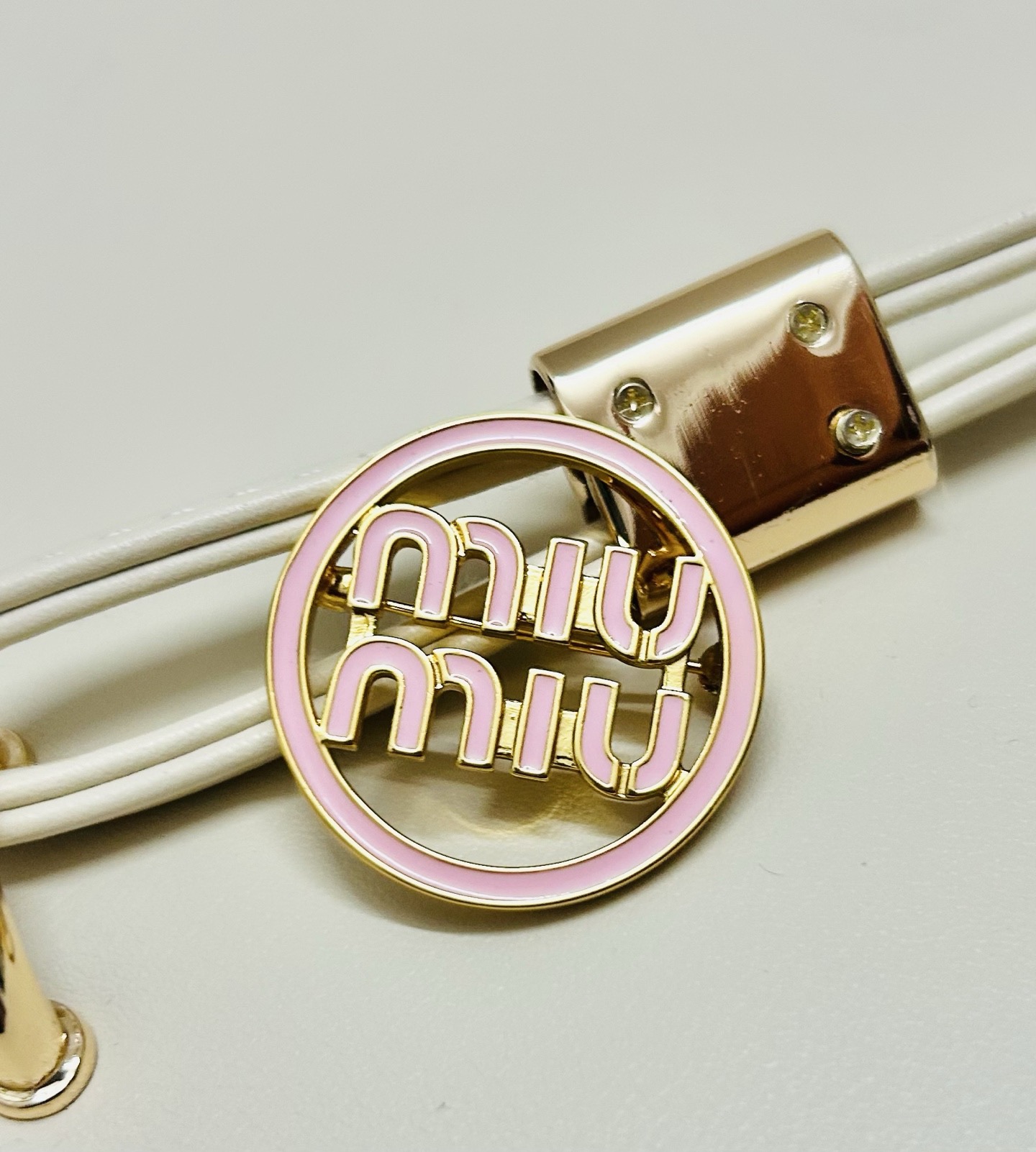 👌官网打版 miumiu字母胸针🍉❤️优雅大方精工设计   雕刻 非常修饰体型    青春活力    一