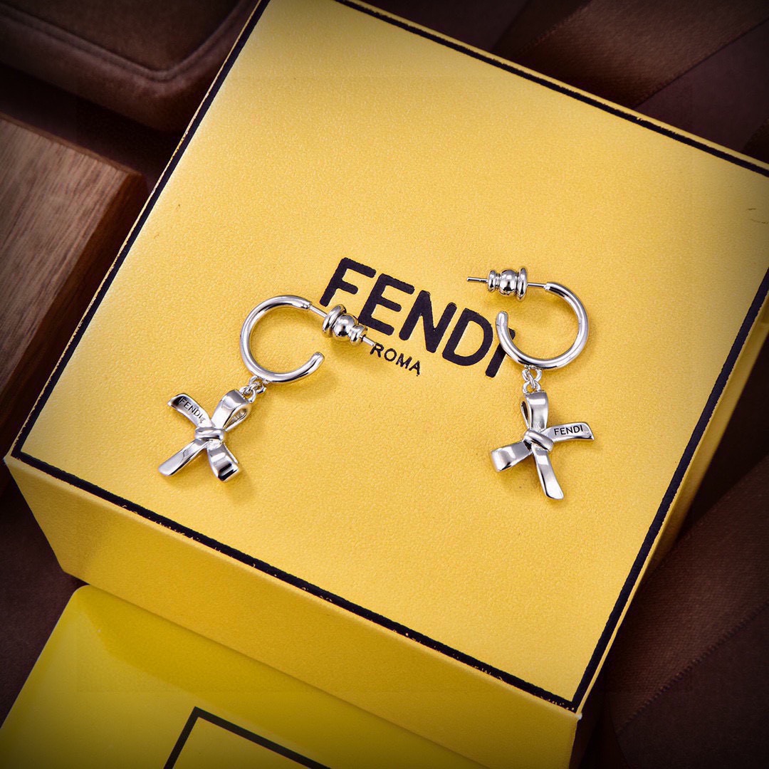 ❤️新品❤️FENDI 芬迪  logo耳环💎 高端定制  爆款新款 简单大方 华丽登场 ，很难见到如此