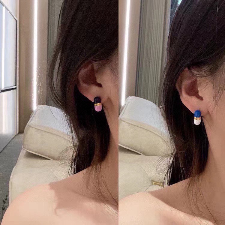 👌miumiu 巴黎秀场最新款药丸耳钉，整个秀场下来都是这款耳钉💌，完美复刻💌