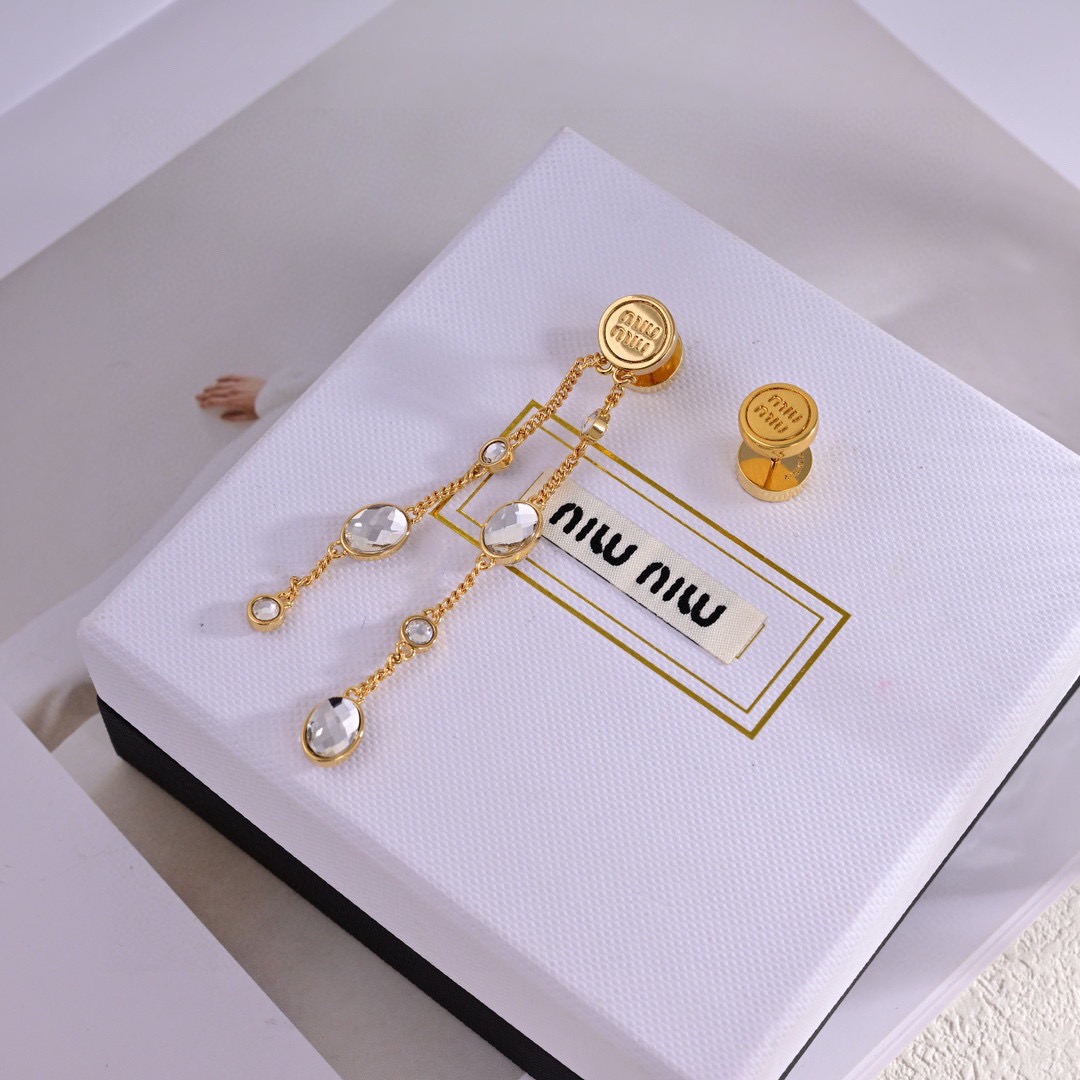 👌官网打版 miumiu字母耳钉耳坠  优雅大方精工设计   雕刻 非常修饰脸型    青春活力    