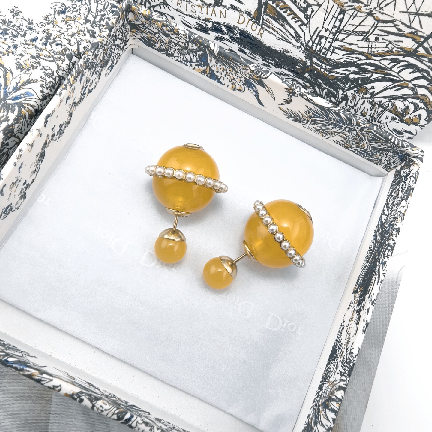❤️迪奥 新款👼一线大牌都爱的Dior·迪奥 新品字母耳环 金属质感逆袭版字母潮范儿抢风头  完全胜任现