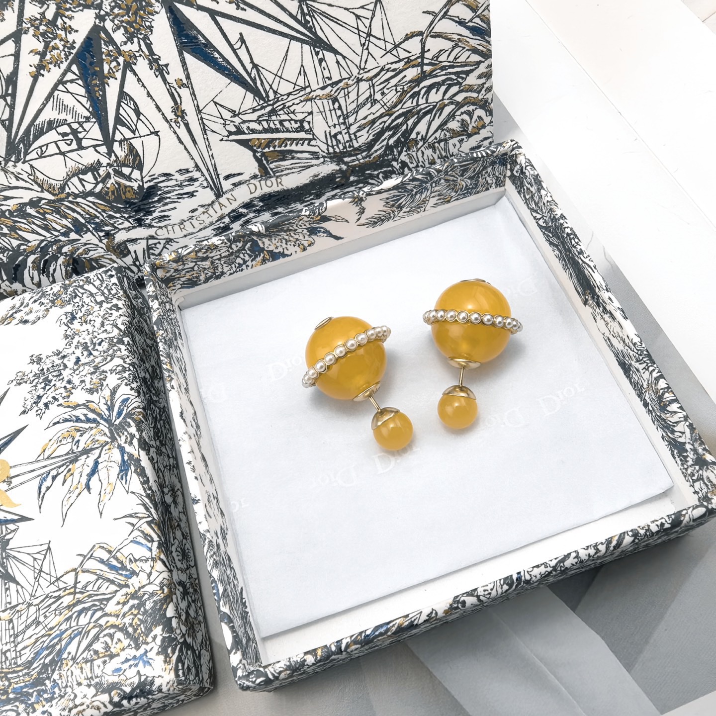 ❤️迪奥 新款👼一线大牌都爱的Dior·迪奥 新品字母耳环 金属质感逆袭版字母潮范儿抢风头  完全胜任现