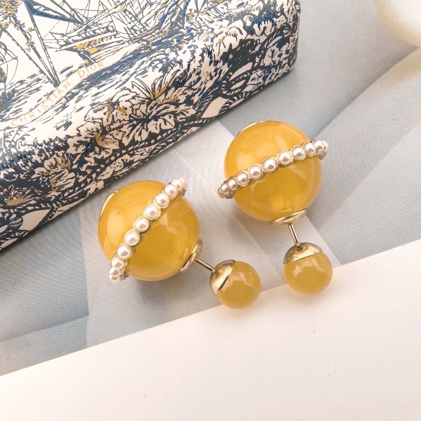 ❤️迪奥 新款👼一线大牌都爱的Dior·迪奥 新品字母耳环 金属质感逆袭版字母潮范儿抢风头  完全胜任现