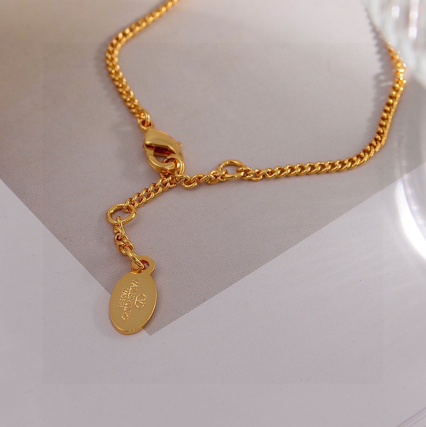 新款Valentino  华伦天奴 手链💫重磅新品火爆网络来了 简约大方  时尚百搭✅ 金色耳钉🌟专柜一
