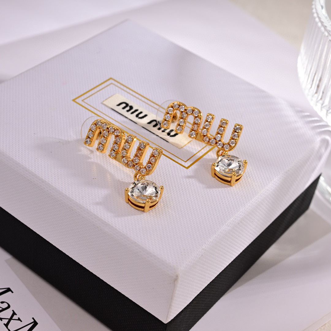 👌官网打版 miumiu字母耳钉耳坠  优雅大方精工设计   雕刻 非常修饰脸型    青春活力    