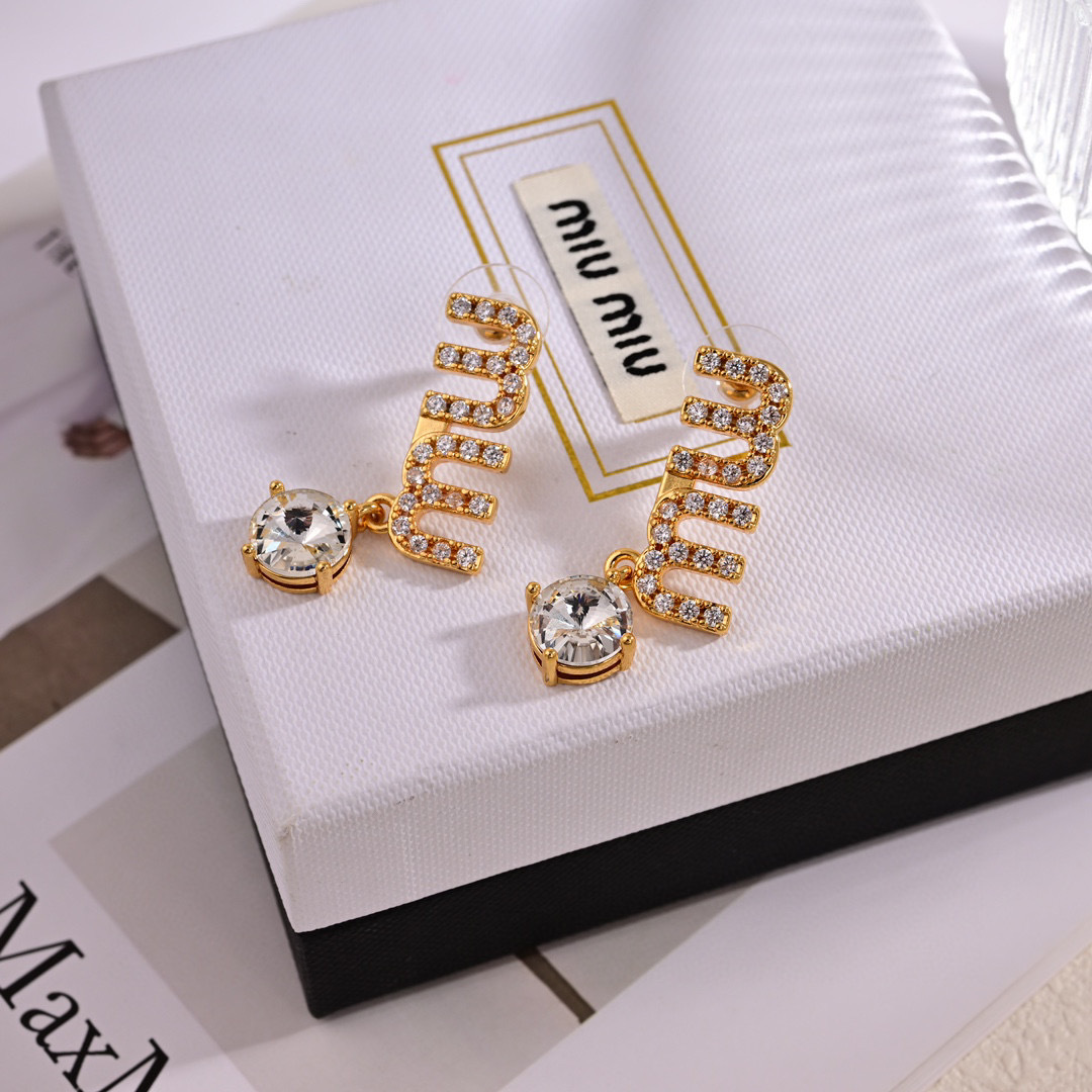 👌官网打版 miumiu字母耳钉耳坠  优雅大方精工设计   雕刻 非常修饰脸型    青春活力    