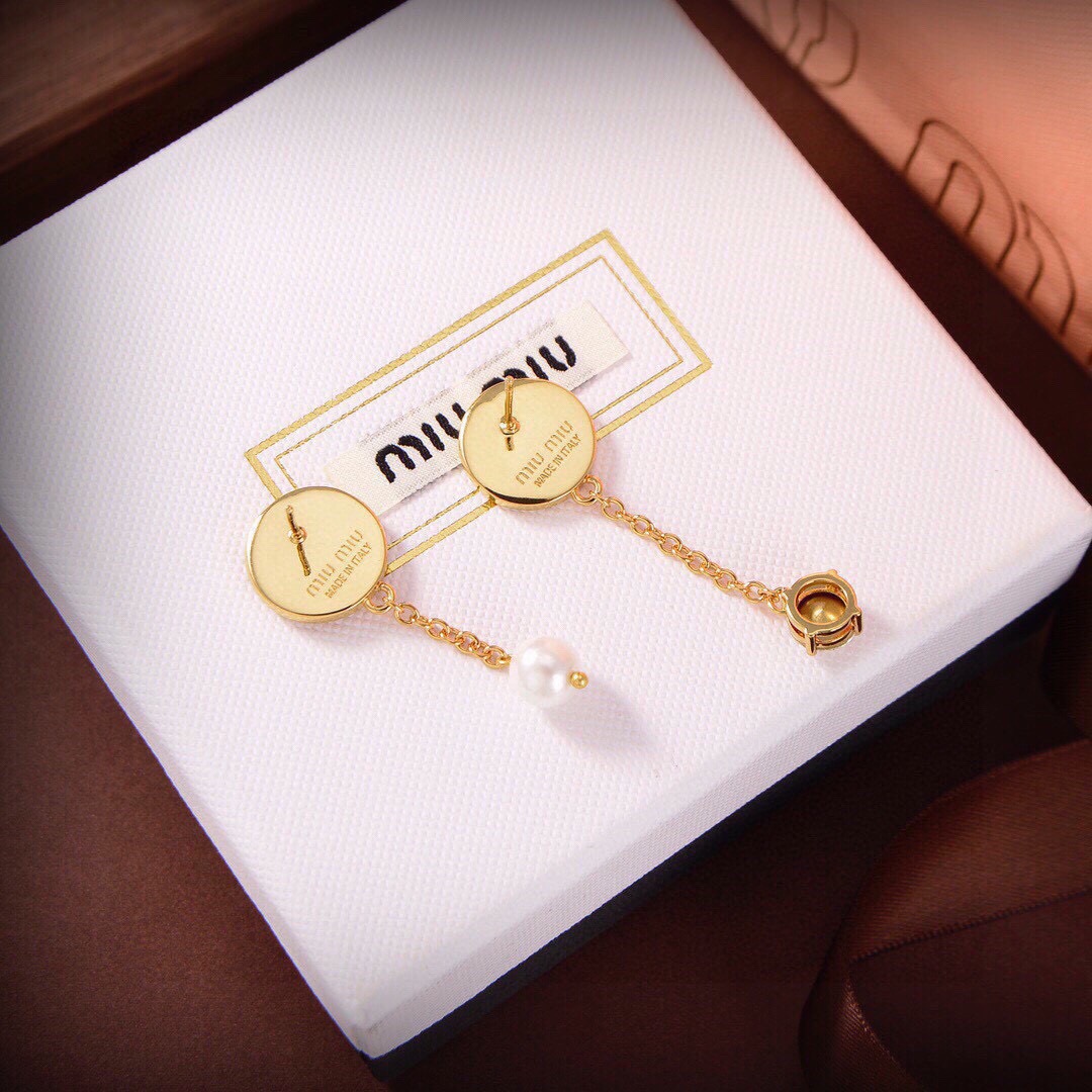 👑miumiu缪缪 🆕 不对称耳钉🔸小红书时尚达人都有种草哦 显脸型 原版材质 很简约 日常配搭很不错滴