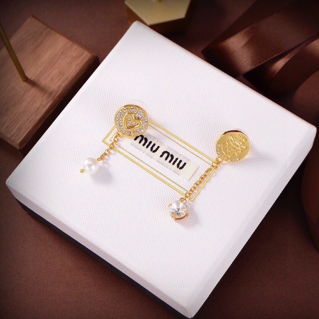 👑miumiu缪缪 🆕 不对称耳钉🔸小红书时尚达人都有种草哦 显脸型 原版材质 很简约 日常配搭很不错滴