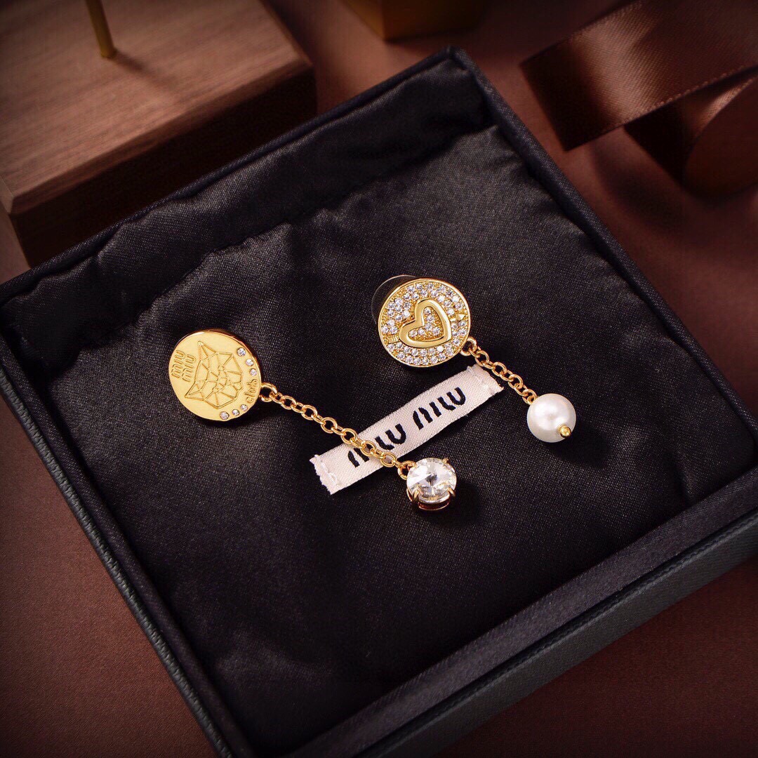👑miumiu缪缪 🆕 不对称耳钉🔸小红书时尚达人都有种草哦 显脸型 原版材质 很简约 日常配搭很不错滴