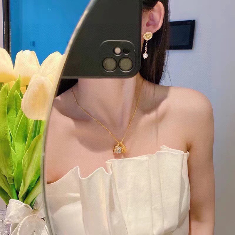 👑miumiu缪缪 🆕 不对称耳钉🔸小红书时尚达人都有种草哦 显脸型 原版材质 很简约 日常配搭很不错滴
