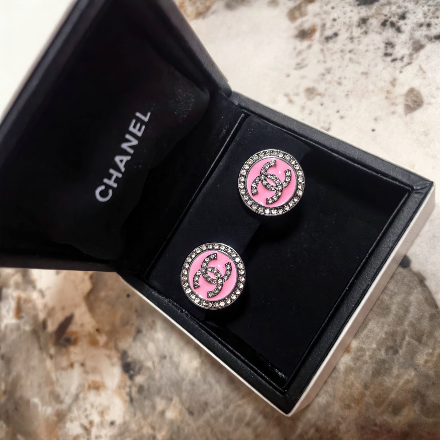 👌小香 CHANEL 耳钉😍优雅大方精工设计   雕刻 非常修饰脸型    青春活力    看惯了一如既