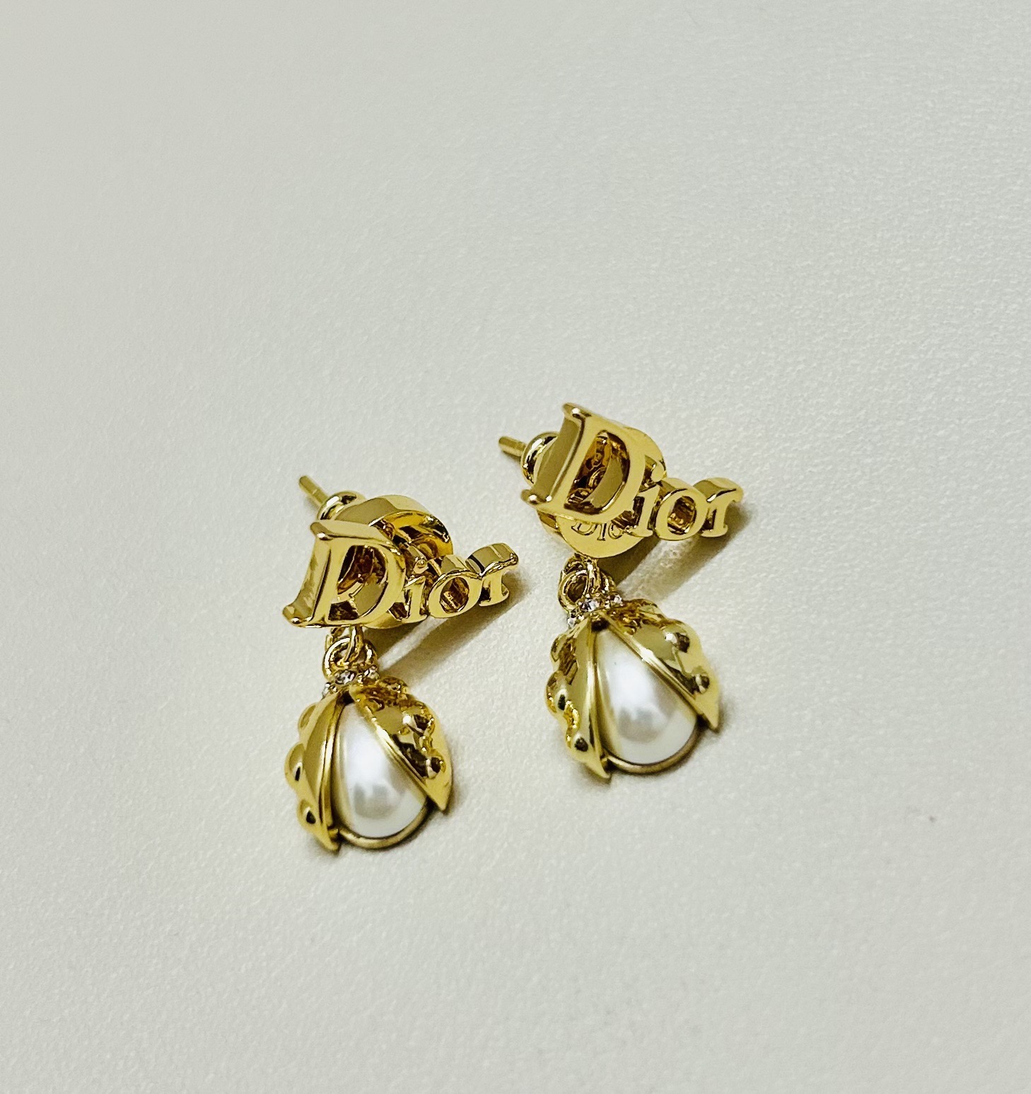❤️迪奥 新款👼一线大牌都爱的Dior·迪奥 新品字母DIOR瓢虫耳环 金属质感逆袭版字母潮范儿抢风头 