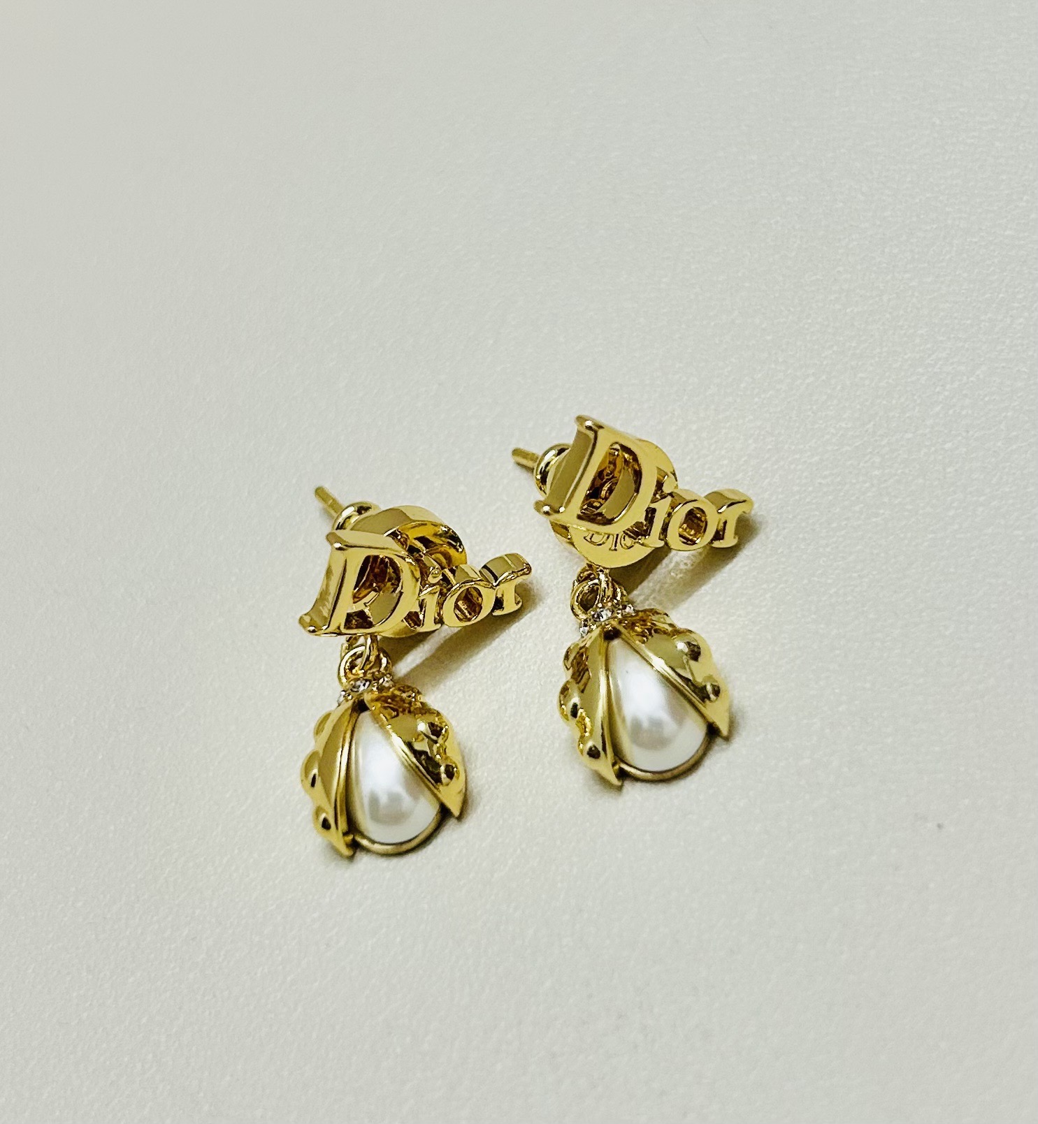 ❤️迪奥 新款👼一线大牌都爱的Dior·迪奥 新品字母DIOR瓢虫耳环 金属质感逆袭版字母潮范儿抢风头 