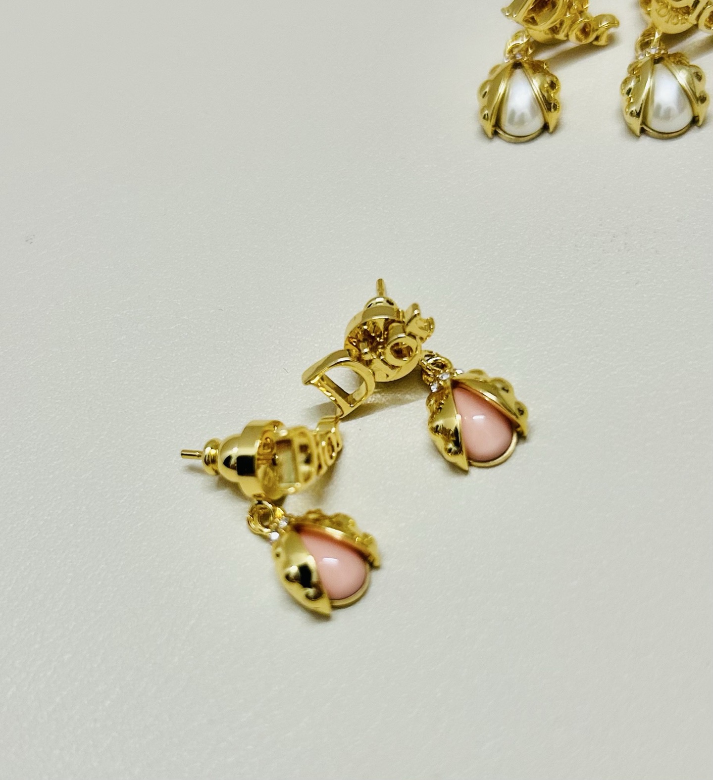 ❤️迪奥 新款👼一线大牌都爱的Dior·迪奥 新品字母DIOR瓢虫耳环 金属质感逆袭版字母潮范儿抢风头 