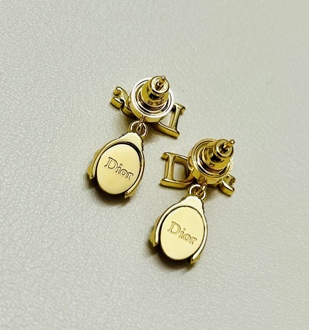 ❤️迪奥 新款👼一线大牌都爱的Dior·迪奥 新品字母DIOR瓢虫耳环 金属质感逆袭版字母潮范儿抢风头 