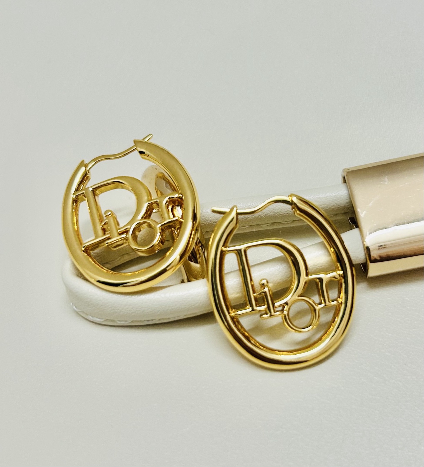 ❤️迪奥 新款👼一线大牌都爱的Dior·迪奥 新品字母DIOR耳环 金属质感逆袭版字母潮范儿抢风头  完