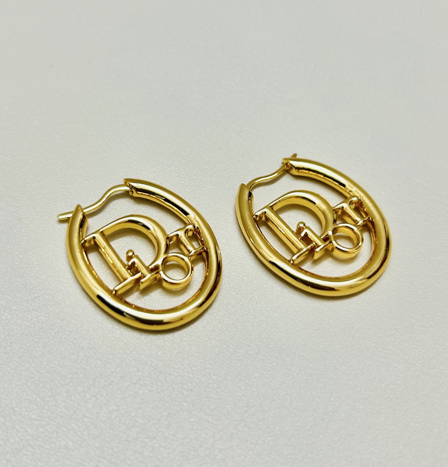 ❤️迪奥 新款👼一线大牌都爱的Dior·迪奥 新品字母DIOR耳环 金属质感逆袭版字母潮范儿抢风头  完