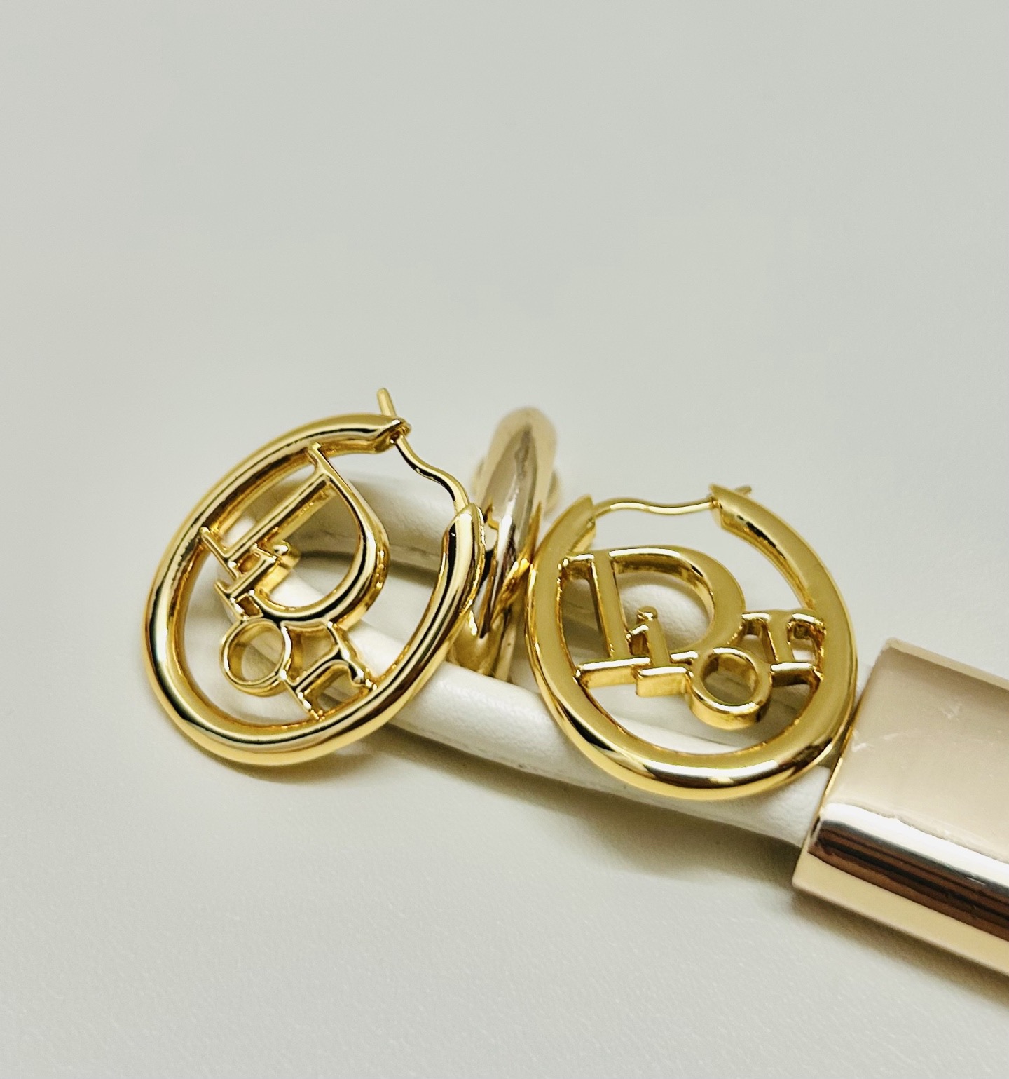 ❤️迪奥 新款👼一线大牌都爱的Dior·迪奥 新品字母DIOR耳环 金属质感逆袭版字母潮范儿抢风头  完