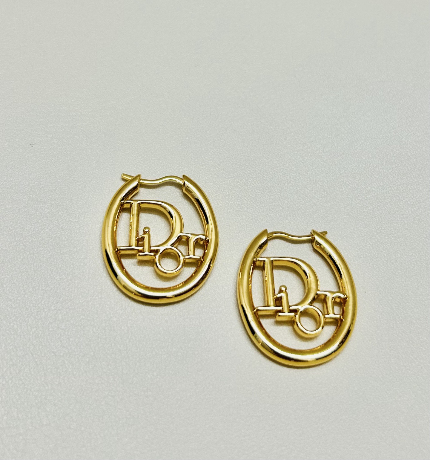❤️迪奥 新款👼一线大牌都爱的Dior·迪奥 新品字母DIOR耳环 金属质感逆袭版字母潮范儿抢风头  完