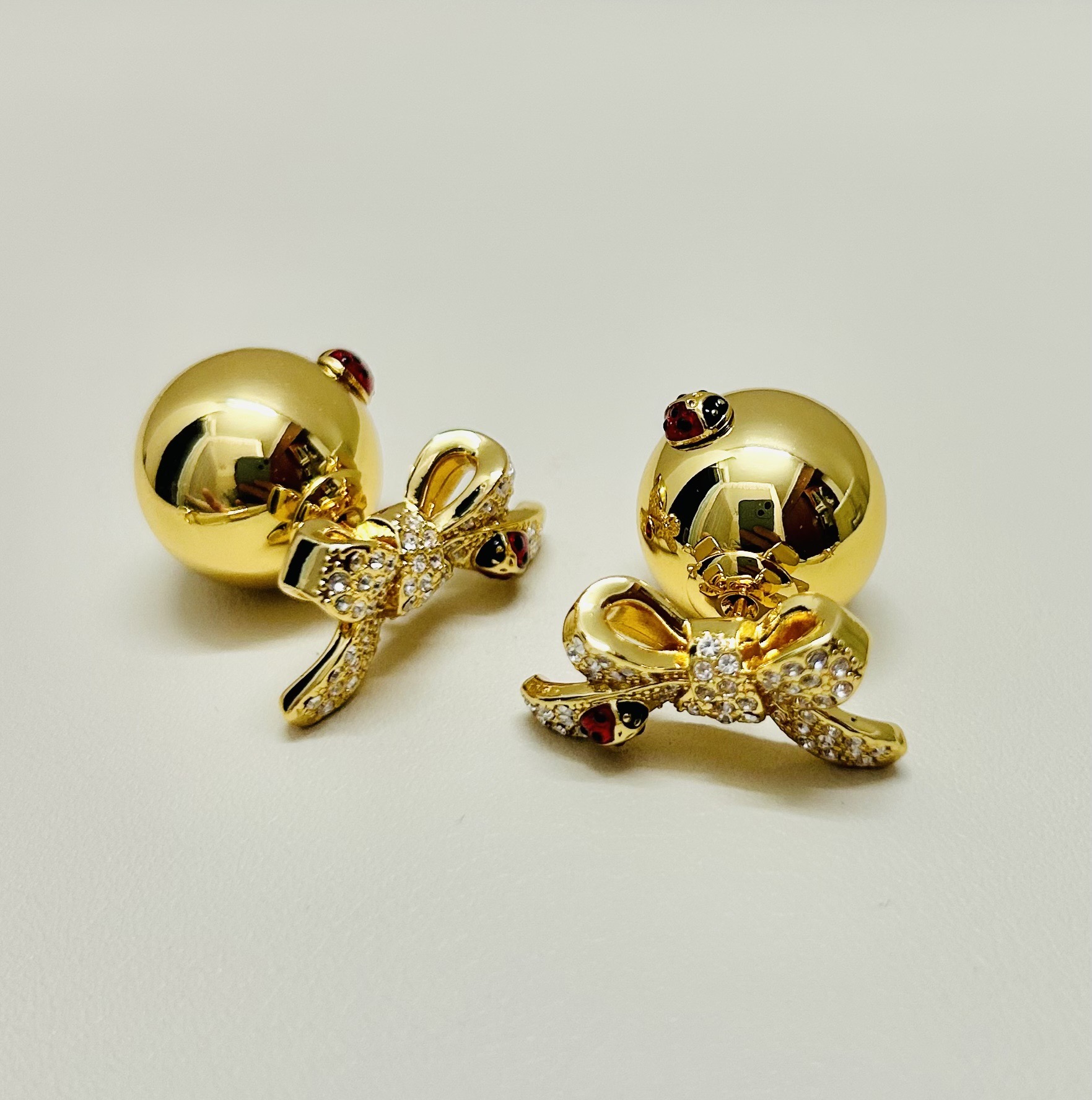 ❤️迪奥 新款👼一线大牌都爱的Dior·迪奥 新品字母DIOR瓢虫耳环 金属质感逆袭版字母潮范儿抢风头 