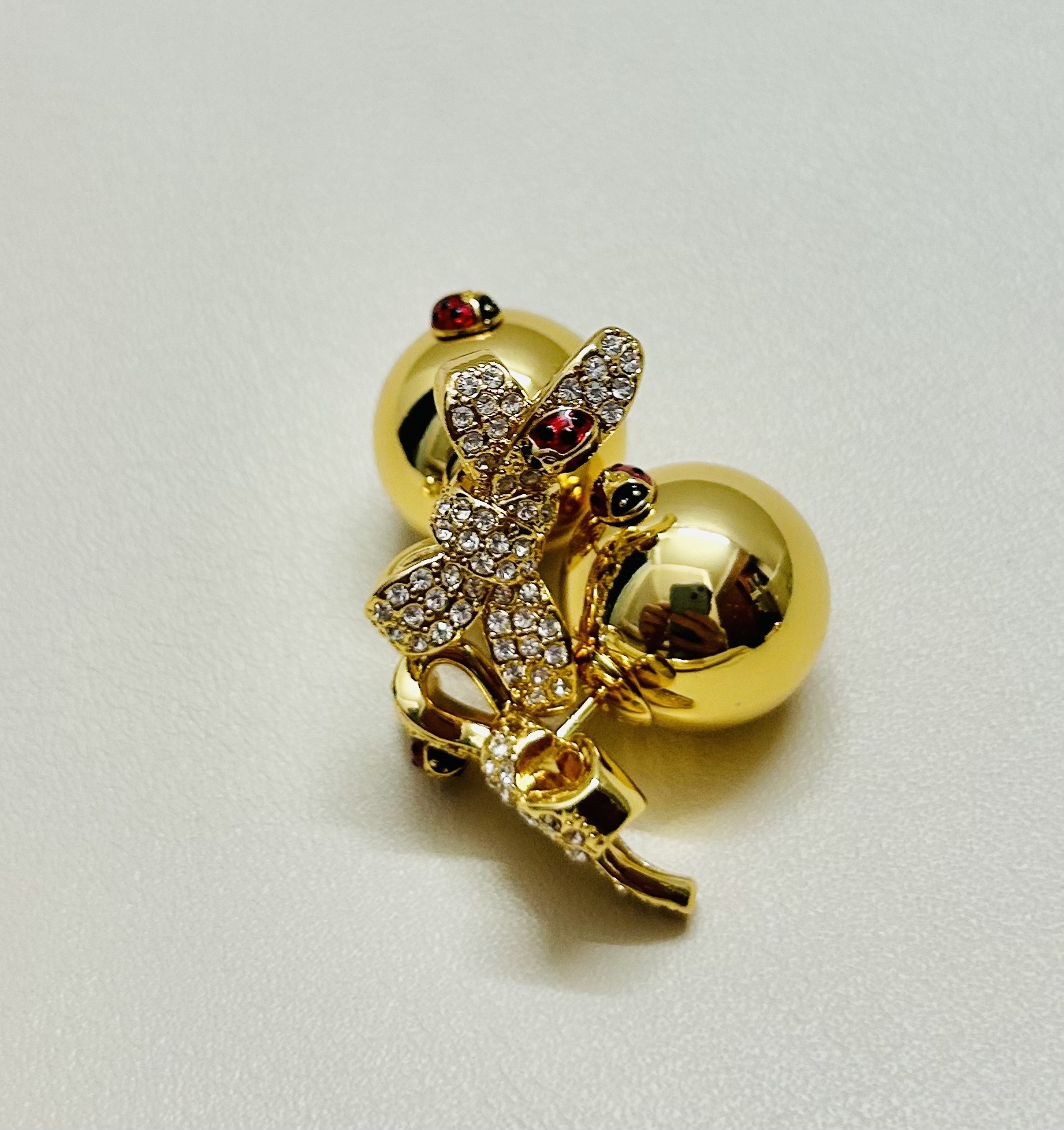 ❤️迪奥 新款👼一线大牌都爱的Dior·迪奥 新品字母DIOR瓢虫耳环 金属质感逆袭版字母潮范儿抢风头 