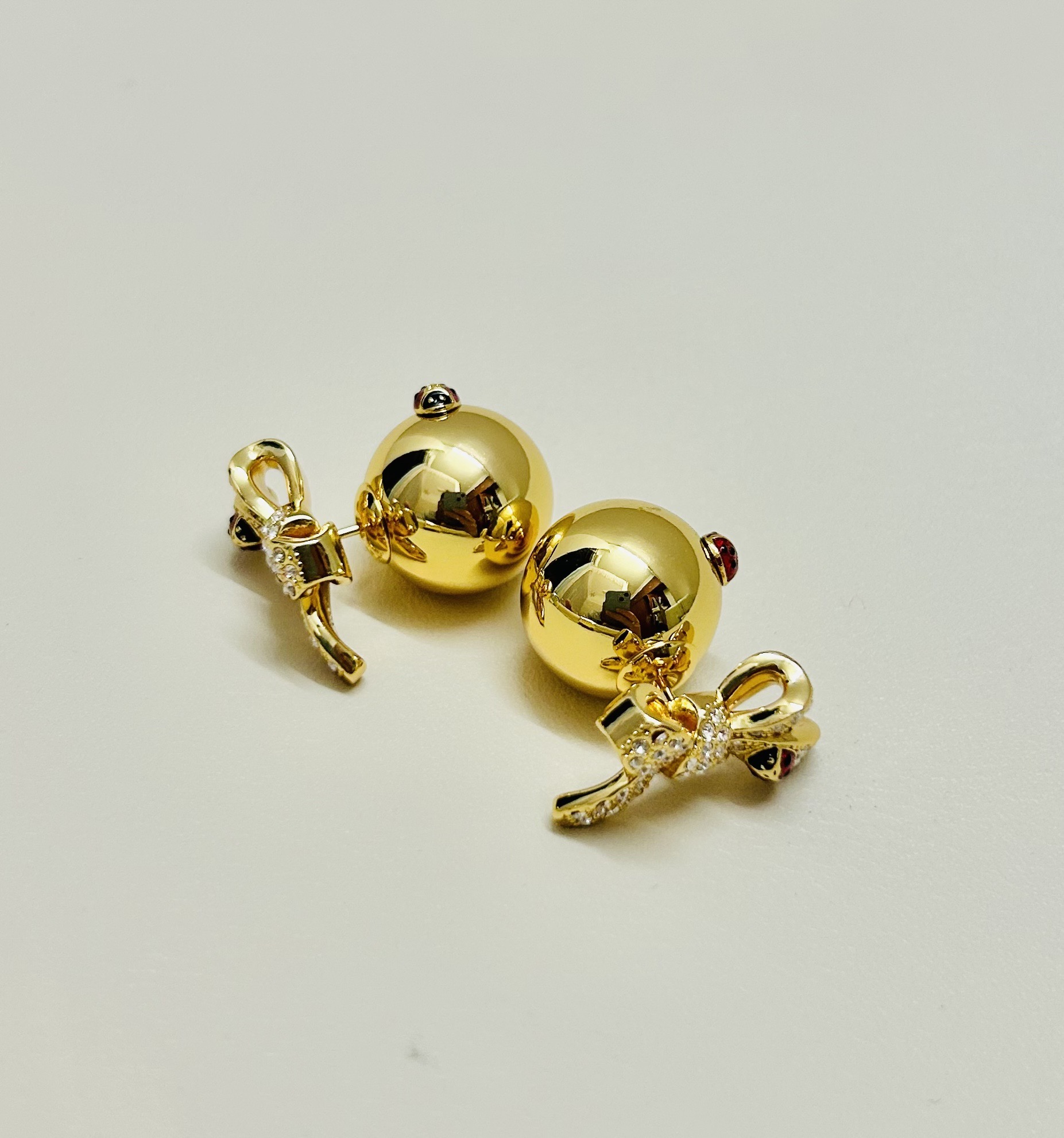 ❤️迪奥 新款👼一线大牌都爱的Dior·迪奥 新品字母DIOR瓢虫耳环 金属质感逆袭版字母潮范儿抢风头 