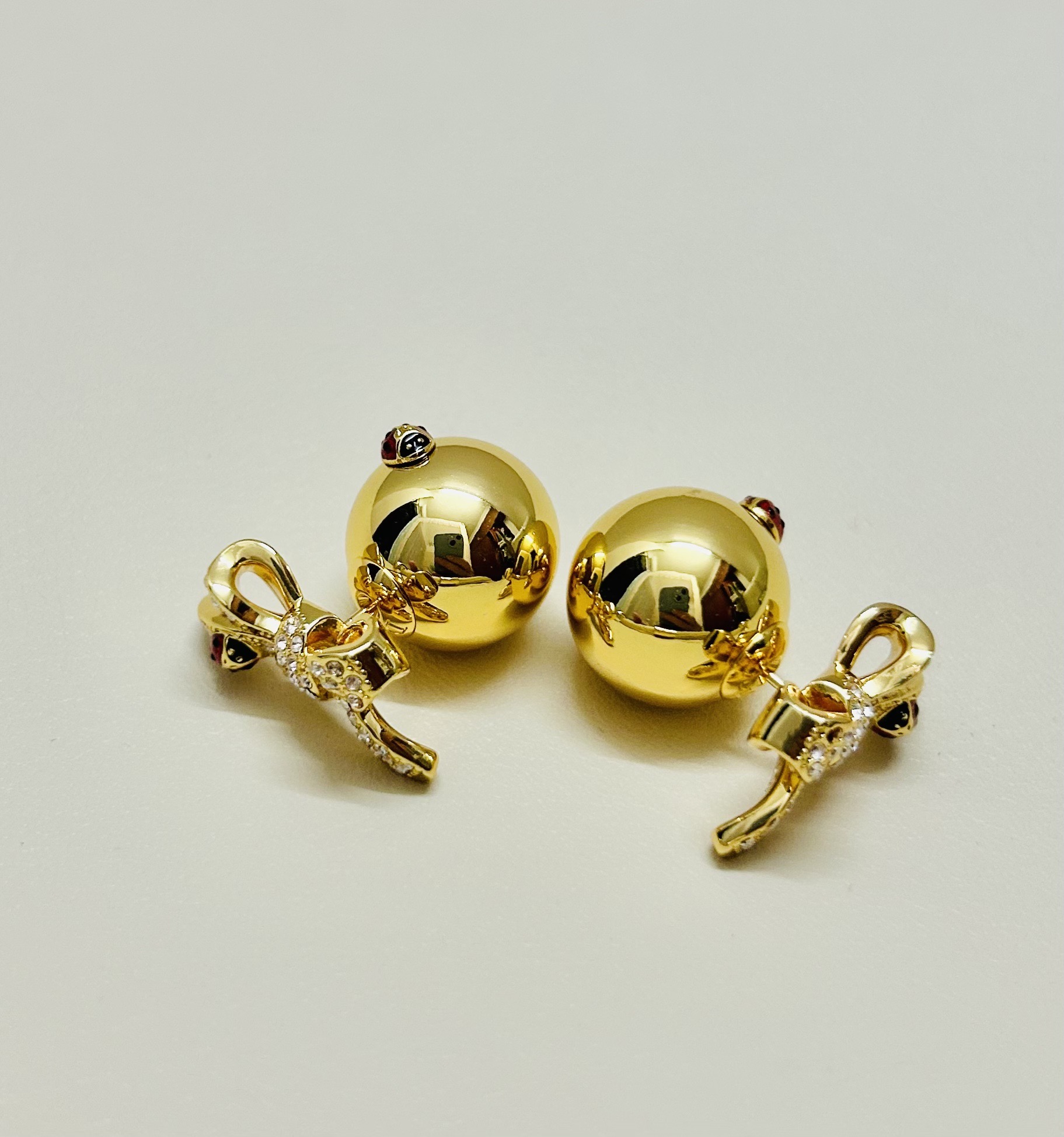 ❤️迪奥 新款👼一线大牌都爱的Dior·迪奥 新品字母DIOR瓢虫耳环 金属质感逆袭版字母潮范儿抢风头 
