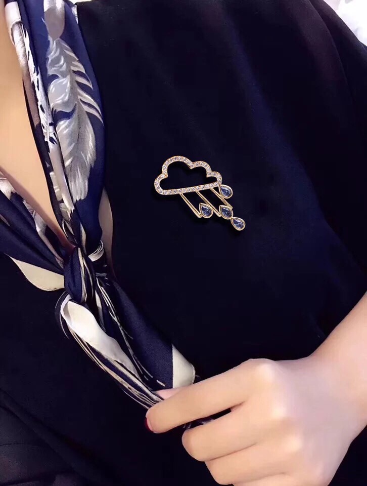 P👌新款雨中云朵 🌈设计灵感来自于半片云朵若隐若现 好奇心作祟的我总期待云后的惊喜 👠👠美丽迷人的胸针演