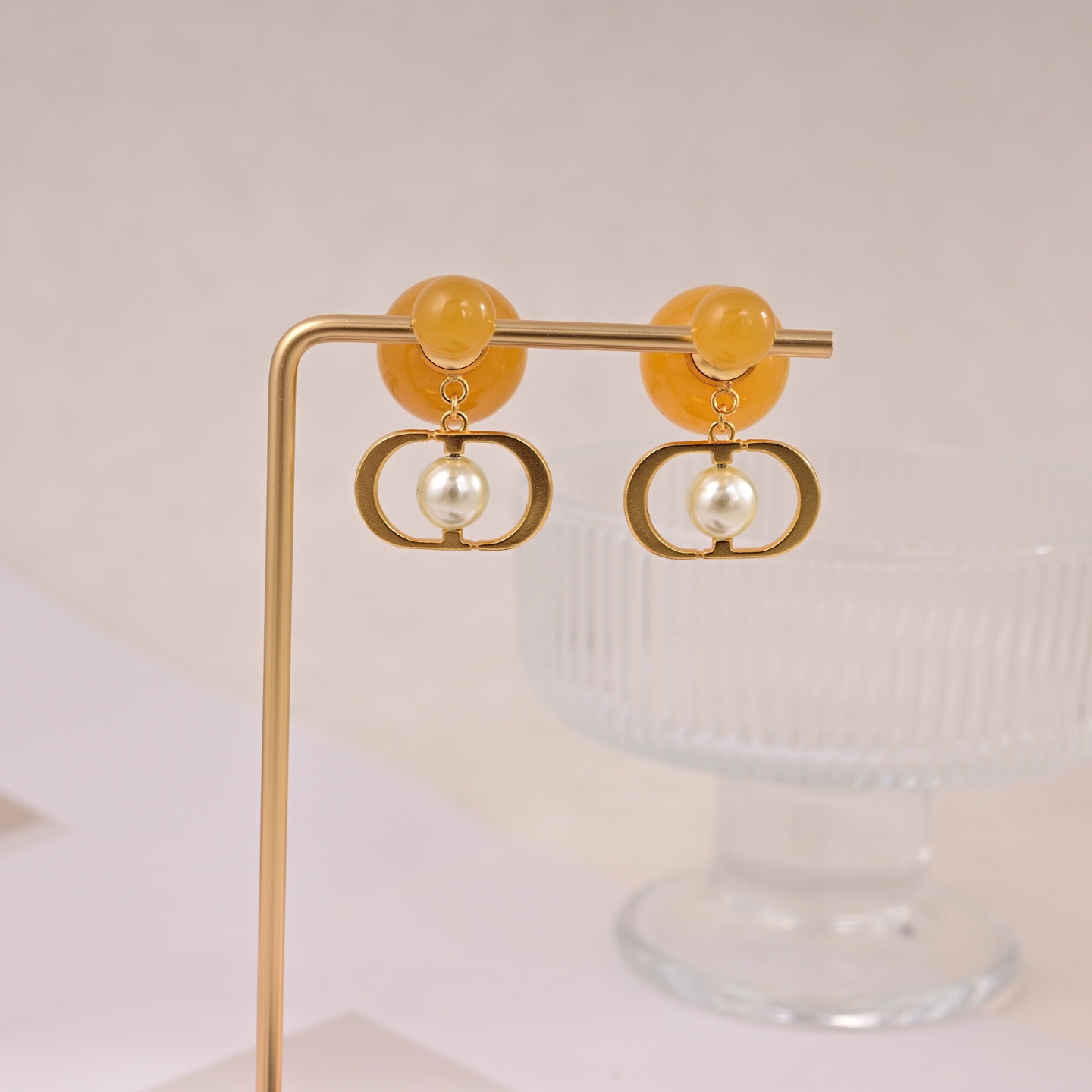 ❤️迪奥 新款👼一线大牌都爱的Dior·迪奥 新品字母CD耳环 金属质感逆袭版字母潮范儿抢风头  完全胜
