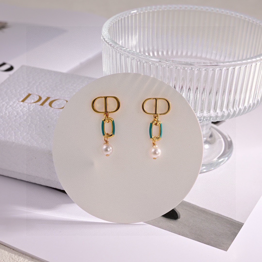 ❤️迪奥 新款👼一线大牌都爱的Dior·迪奥 新品耳环 金属质感逆袭版字母潮范儿抢风头  完全胜任现代年
