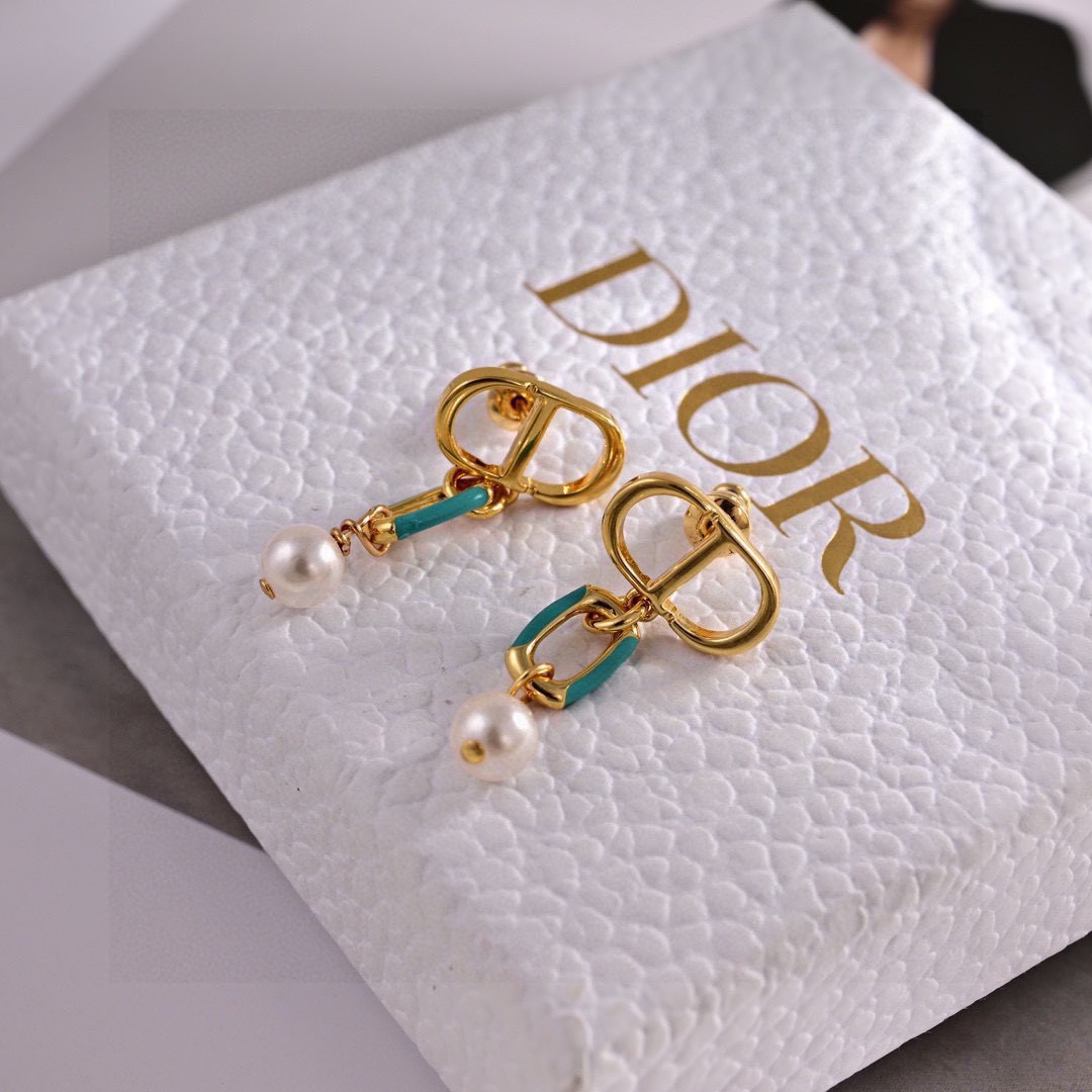 ❤️迪奥 新款👼一线大牌都爱的Dior·迪奥 新品耳环 金属质感逆袭版字母潮范儿抢风头  完全胜任现代年