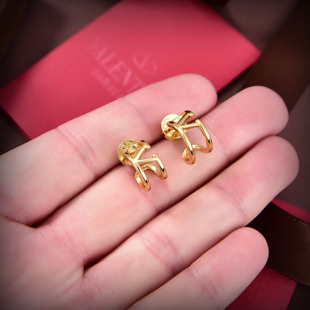 ❤️Valentino  华伦天奴 耳钉💫重磅新品火爆网络来了 简约大方  时尚百搭✅ 金色耳钉🌟专柜一