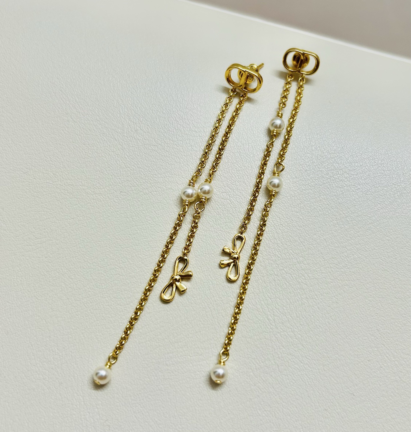 ❤️迪奥 新款流苏耳环👼一线大牌都爱的Dior·迪奥 新品字母耳环 金属质感逆袭版字母潮范儿抢风头  完