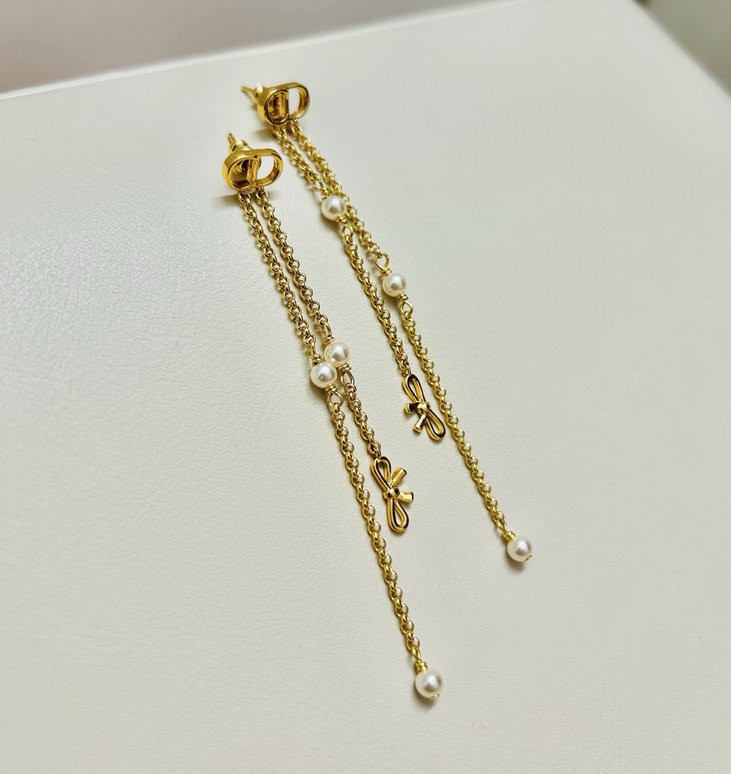 ❤️迪奥 新款流苏耳环👼一线大牌都爱的Dior·迪奥 新品字母耳环 金属质感逆袭版字母潮范儿抢风头  完