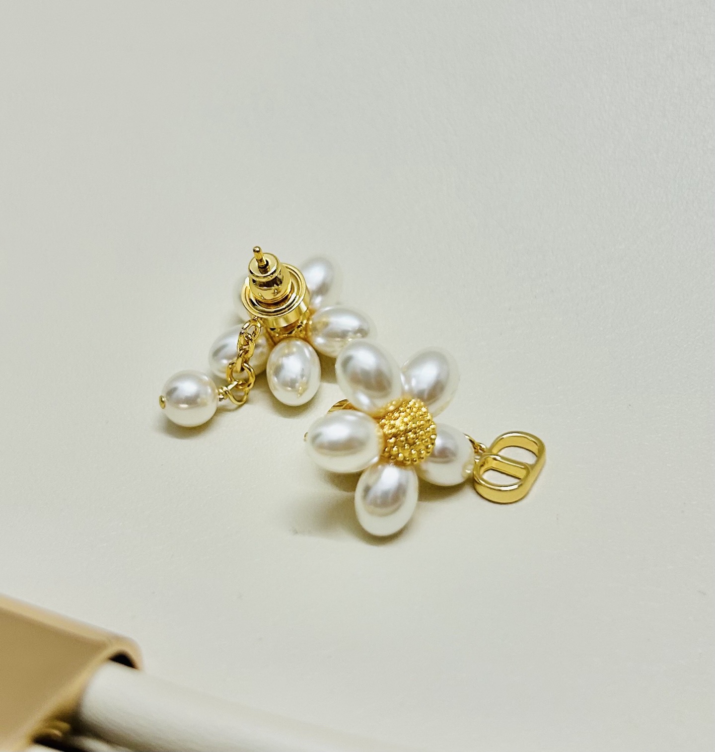❤️迪奥 新款花朵👼一线大牌都爱的Dior·迪奥 新品字母耳环 金属质感逆袭版字母潮范儿抢风头  完全胜