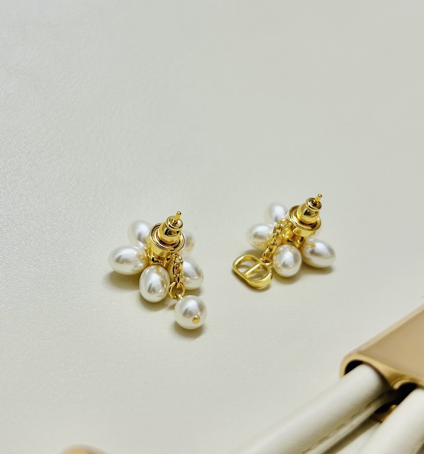 ❤️迪奥 新款花朵👼一线大牌都爱的Dior·迪奥 新品字母耳环 金属质感逆袭版字母潮范儿抢风头  完全胜