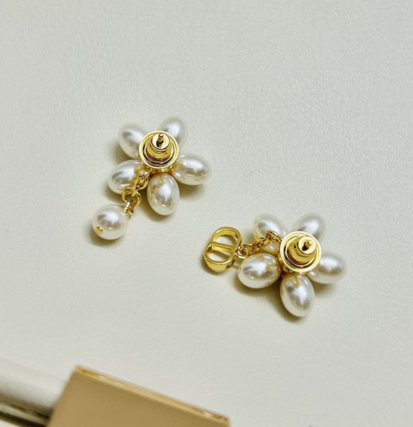 ❤️迪奥 新款花朵👼一线大牌都爱的Dior·迪奥 新品字母耳环 金属质感逆袭版字母潮范儿抢风头  完全胜