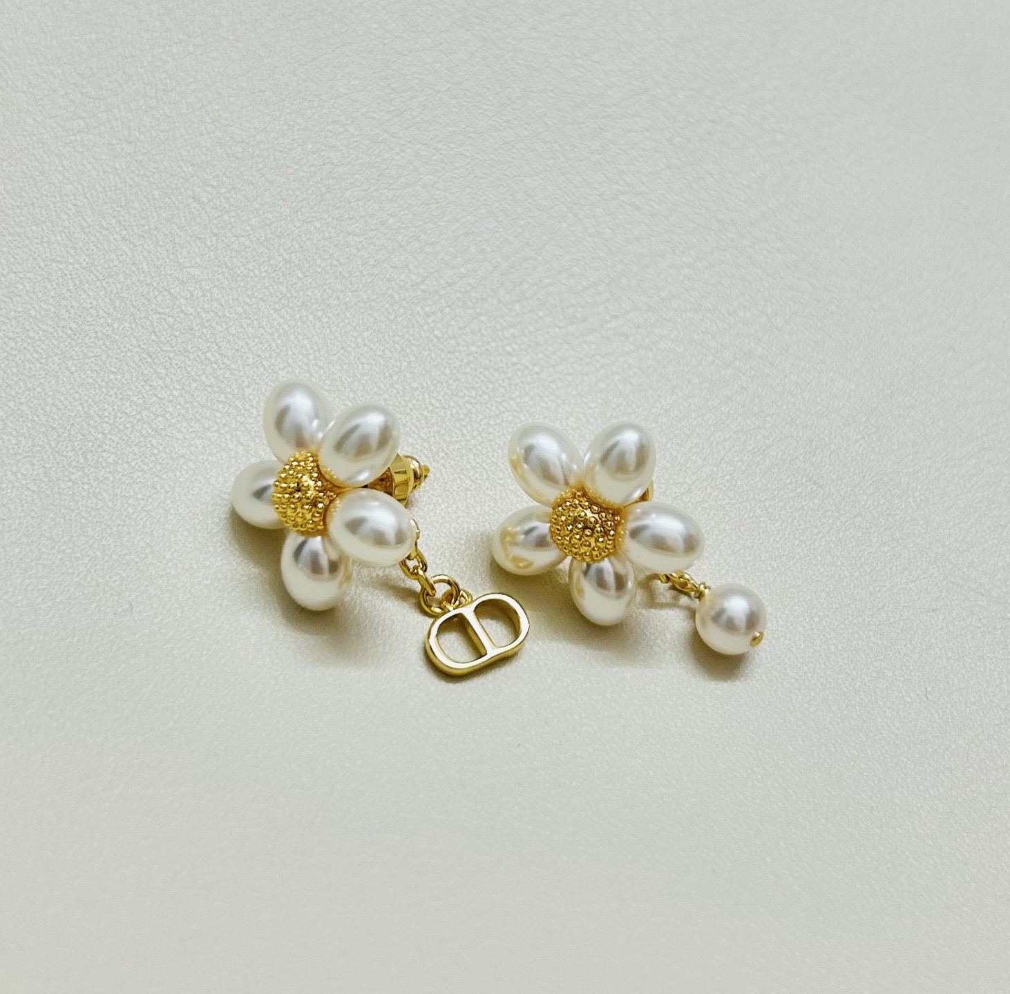 ❤️迪奥 新款花朵👼一线大牌都爱的Dior·迪奥 新品字母耳环 金属质感逆袭版字母潮范儿抢风头  完全胜