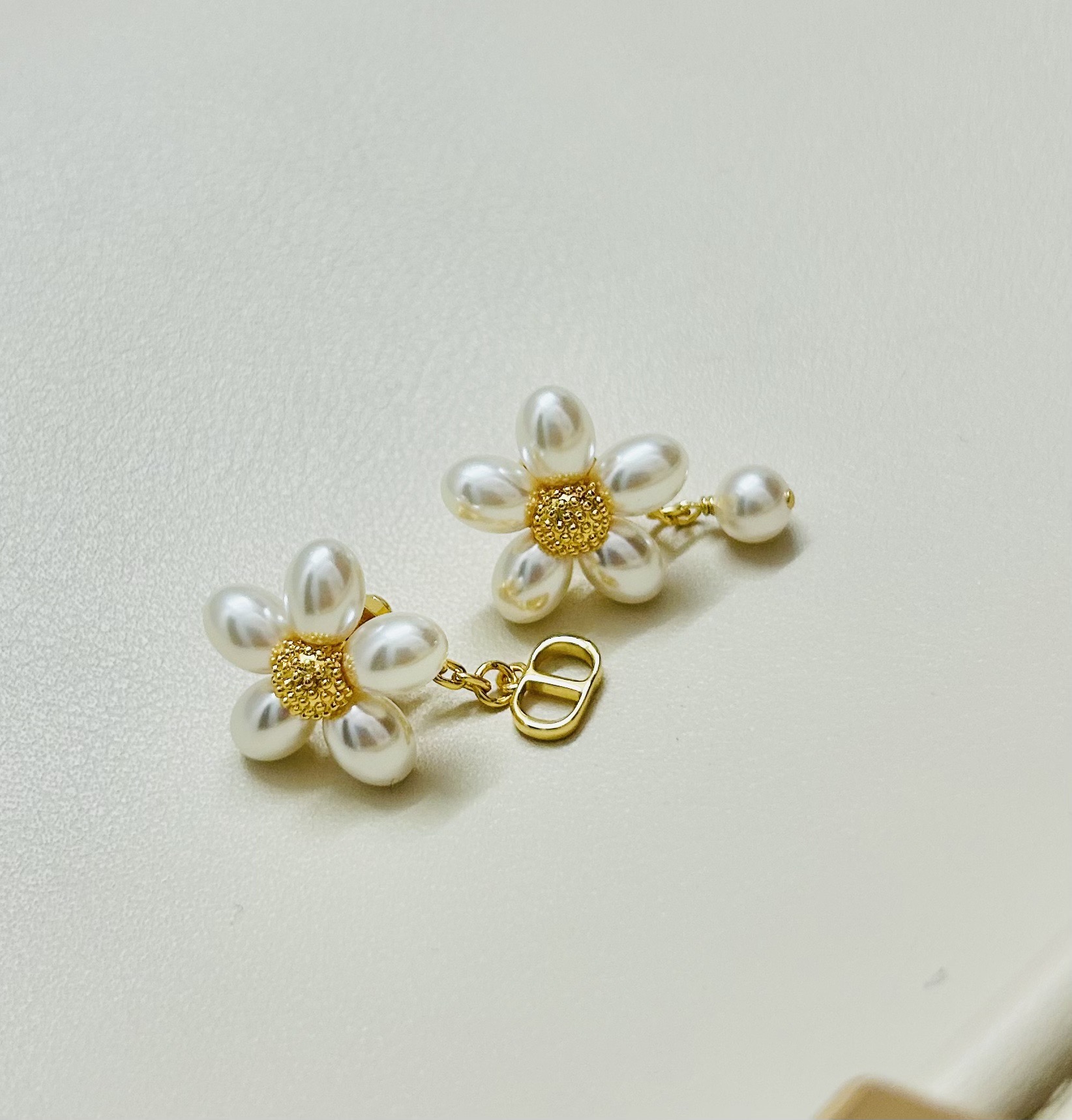 ❤️迪奥 新款花朵👼一线大牌都爱的Dior·迪奥 新品字母耳环 金属质感逆袭版字母潮范儿抢风头  完全胜