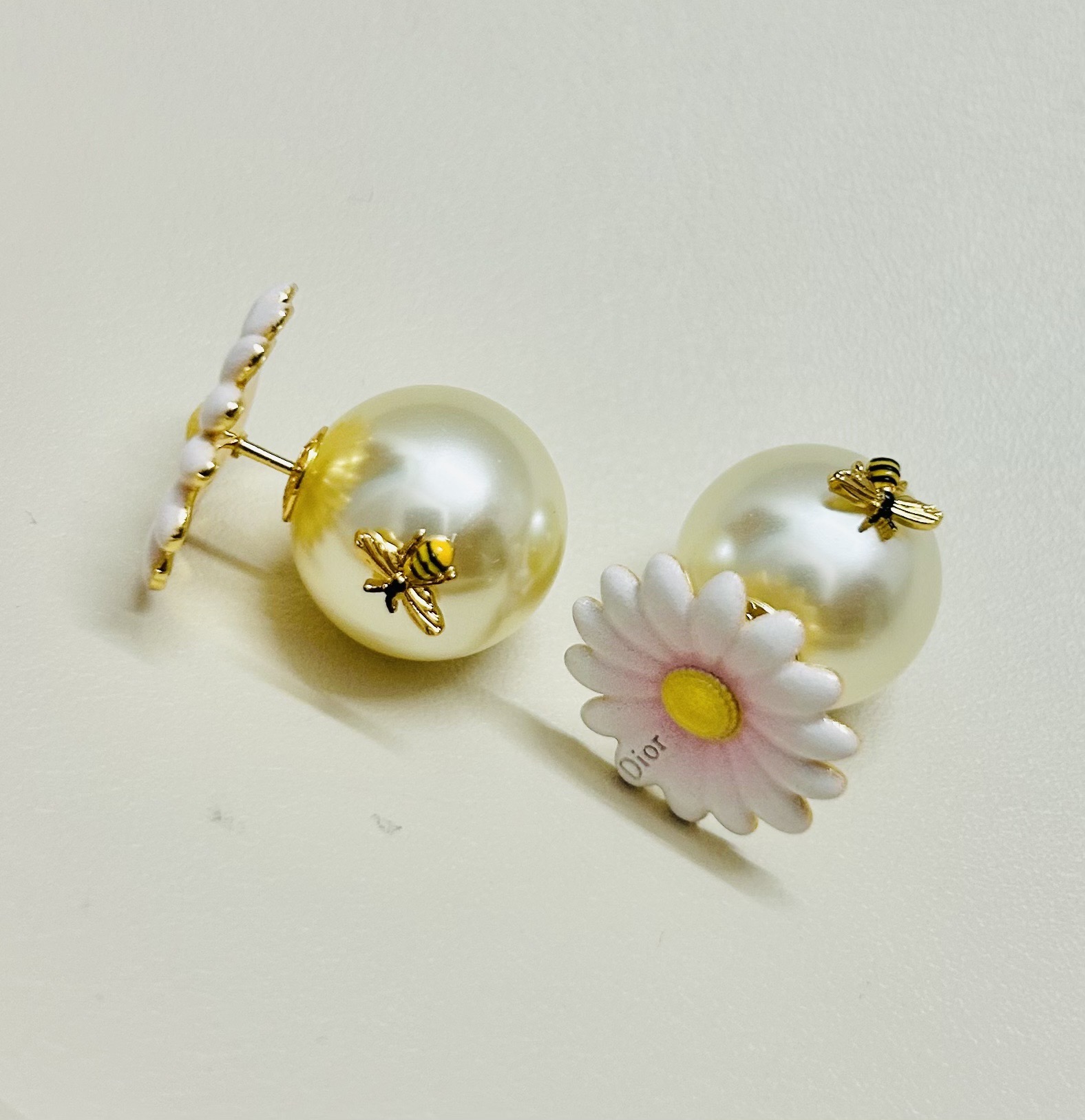 ❤️迪奥 新款花朵👼一线大牌都爱的Dior·迪奥 新品字母耳环 金属质感逆袭版字母潮范儿抢风头  完全胜