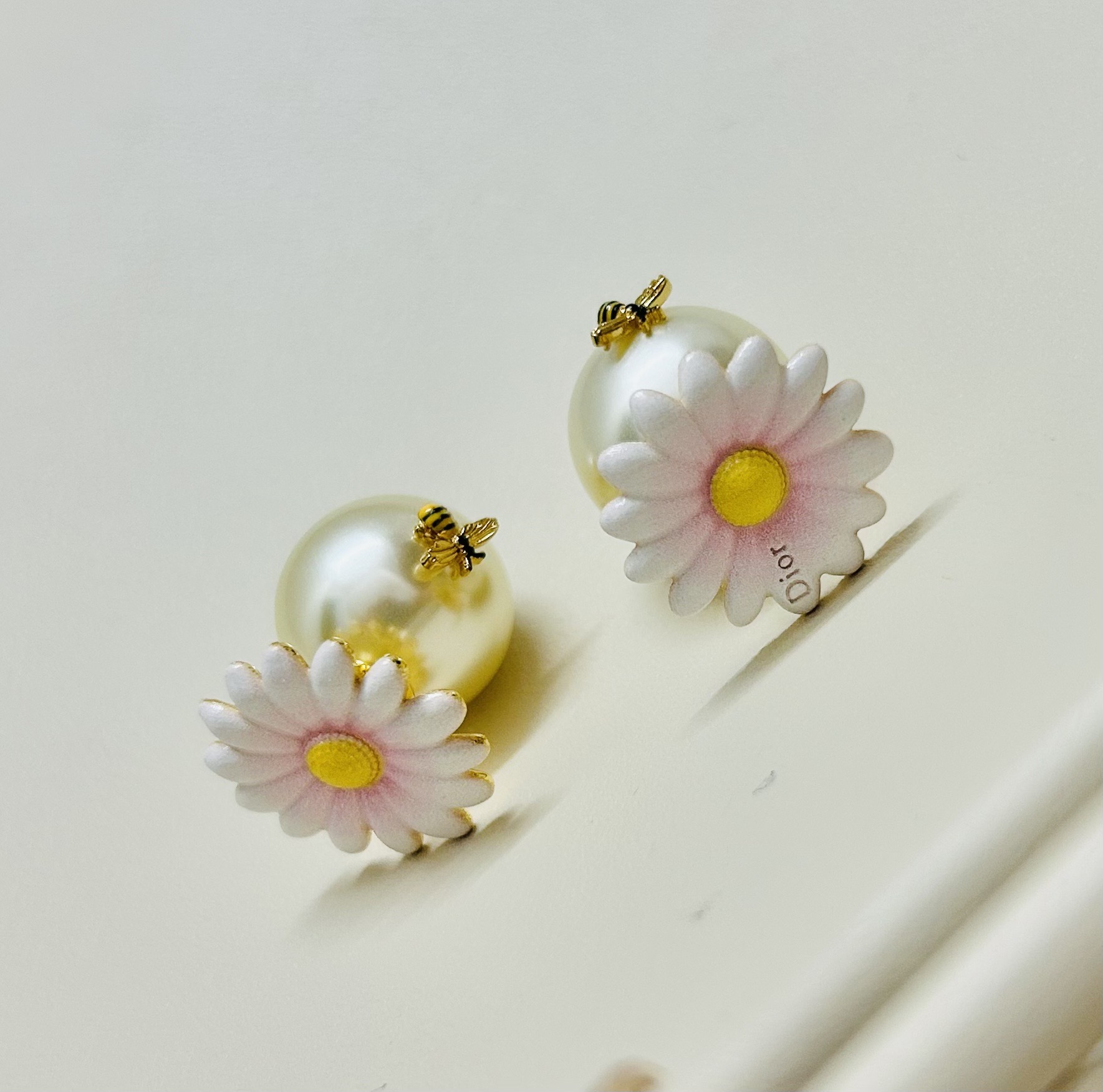❤️迪奥 新款花朵👼一线大牌都爱的Dior·迪奥 新品字母耳环 金属质感逆袭版字母潮范儿抢风头  完全胜