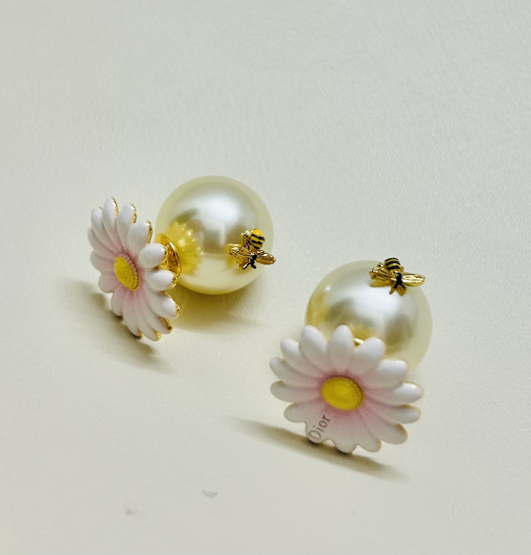 ❤️迪奥 新款花朵👼一线大牌都爱的Dior·迪奥 新品字母耳环 金属质感逆袭版字母潮范儿抢风头  完全胜