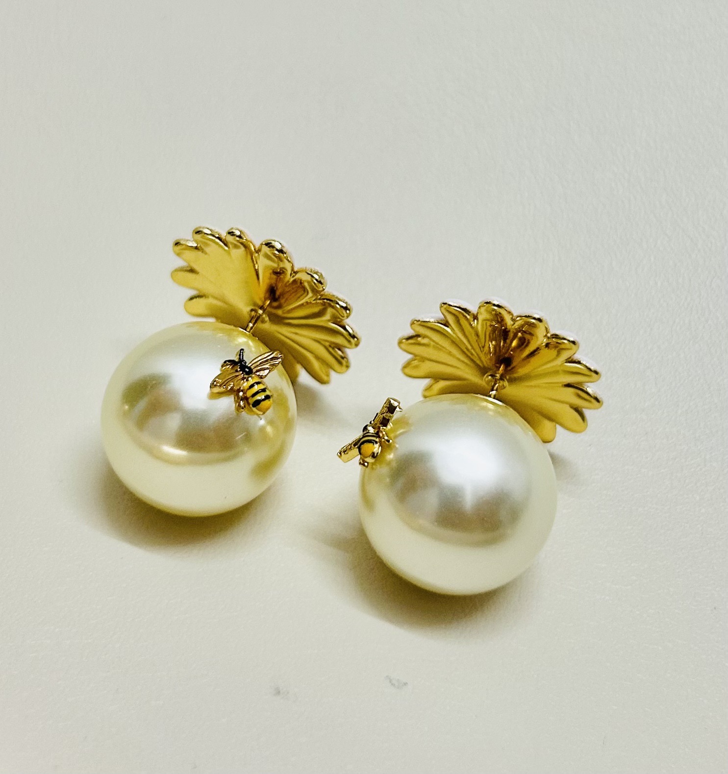 ❤️迪奥 新款花朵👼一线大牌都爱的Dior·迪奥 新品字母耳环 金属质感逆袭版字母潮范儿抢风头  完全胜
