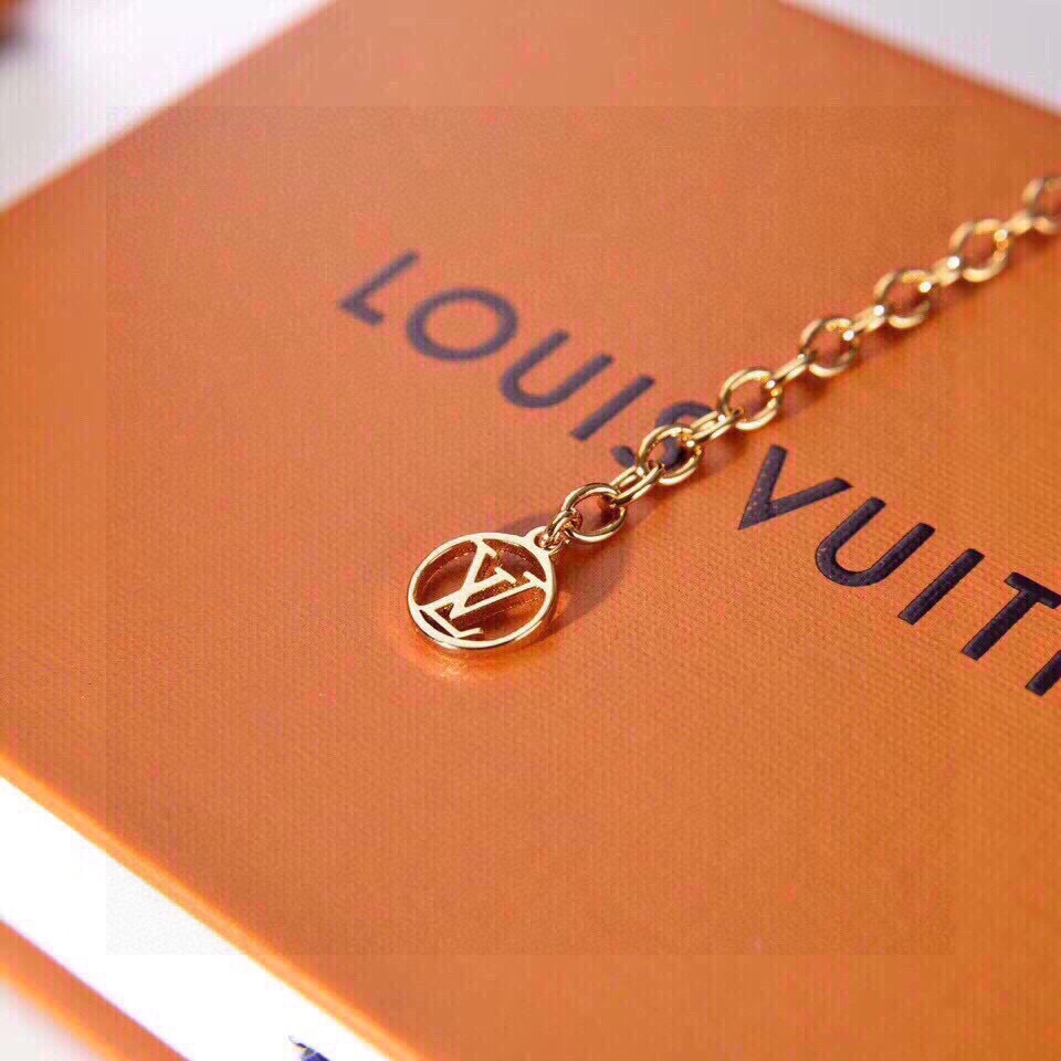 👌👌美毙了✨✨LV 路易威登 字母 手链 高端 定制原版🌹🌹厚金电镀  优雅知性💐 大气上档次 百搭款式