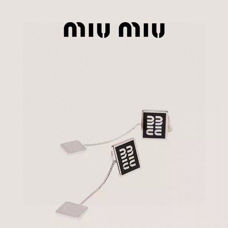 👌官网打版 miumiu字母耳环 ❤️优雅大方精工设计   雕刻 非常修饰脸型    青春活力    一