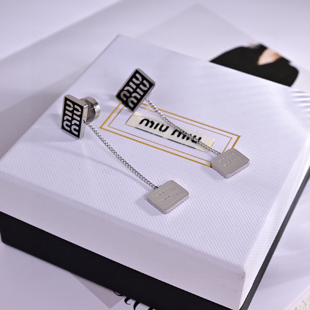 👌官网打版 miumiu字母耳环 ❤️优雅大方精工设计   雕刻 非常修饰脸型    青春活力    一